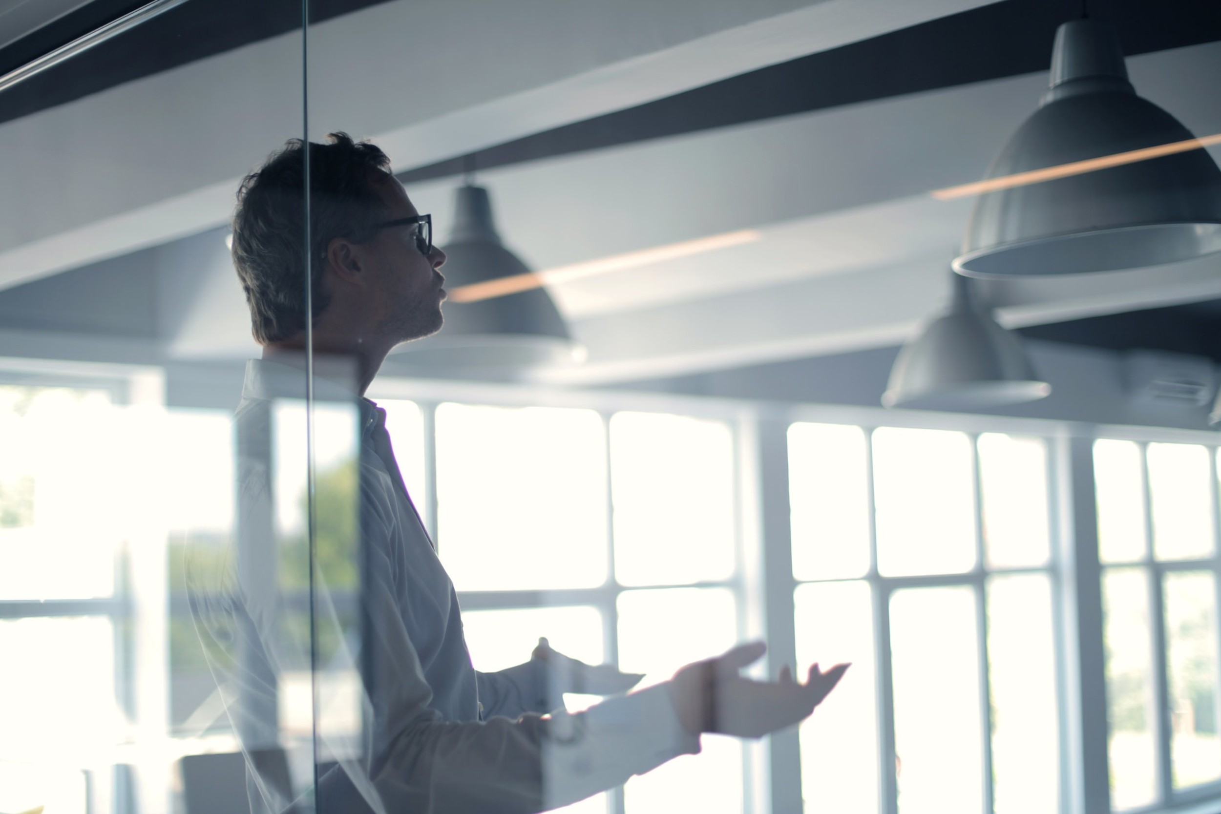 An image of a Simbus consultant delivering COTS consulting services in a conference room.